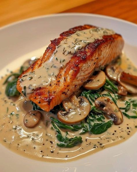 Salmon Menu Ideas, Pan Seared Salmon With Creamy Florentine Sauce, Florentine Sauce, Fish Florentine, Plats Healthy, Christmas Meals, Festive Recipes, Butter Salmon, Pan Seared Salmon