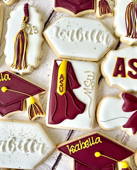 High School Graduation Cookies, Graduation Cookie Ideas, Icing Cookies Recipe, Graduation Sugar Cookies, Grad Cookies, Royal Icing Cookies Recipe, Cookie Royal Icing, Royal Cookies, No Bake Sugar Cookies