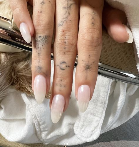 Hailey Bieber Glazed Donut Nails, Glazed Donut Nails, Donut Nails, Gel French Manicure, Kutek Disney, Unghie Sfumate, Milky Nails, Celebrity Nails, Glazed Donut