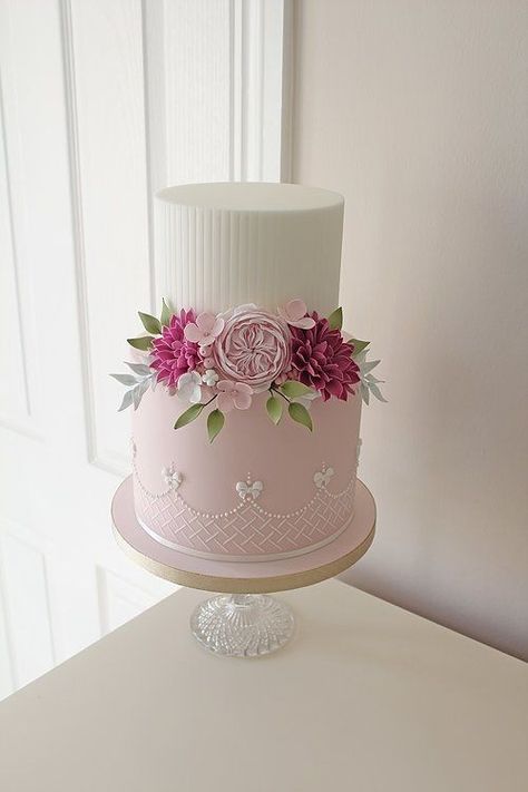 www.cakecoachonline.com - sharing.... Cakes With Flowers, Bolo Minnie, Tiered Cake, Cake Trends, Cake Wedding, White Wedding Cake, Elegant Wedding Cakes, Wedding Cakes With Flowers, Wedding Cake Inspiration