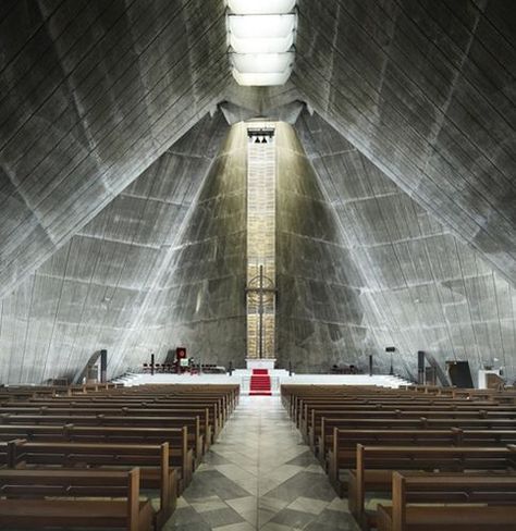 St. Mary's Cathedral, San Francisco, California by Pier Luigi Nervi (1971) Chapel Architecture, Church Design Architecture, Kenzo Tange, Googie Architecture, Modern Church, Cathedral Architecture, Japanese Architect, Sacred Architecture, Church Interior