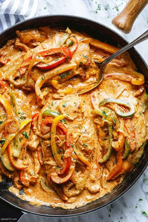 Creamy Chicken Fajita Skillet Recipe - #chicken #fajita #eatwell101 - This creamy fajita chicken skillet is the perfect quick weeknight dinner. - #recipe by #eatwell101 Easy Chicken Dinner Casserole, Creamy Fajita Chicken, Chicken Dinner Casserole, Fajita Skillet, Fajita Sauce, Keto Skillet, Pan Keto, Fajita Chicken, Chicken Fajita Casserole