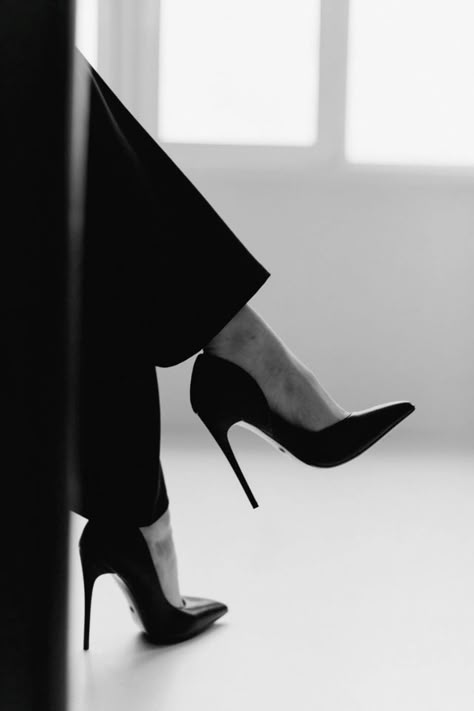 Black High Heels Aesthetic Dark, Black High Heels Aesthetic, Boss Lady Photoshoot, Heels Wallpaper, Boots Knee Length, Aesthetic Heels, Black And White Heels, Successful Woman, Heels Aesthetic