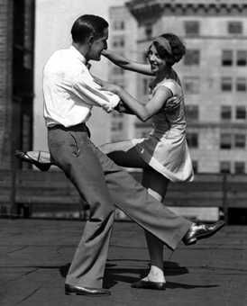 Roaring 1920s Dance Styles - Charleston, Fox Trot, Texas Tommy 1920s Dance, West Coast Swing Dance, Ballroom Dance Photography, Dancing In The Street, Arte Jazz, Vintage Dance, Lindy Hop, Swing Dancing, Shall We Dance