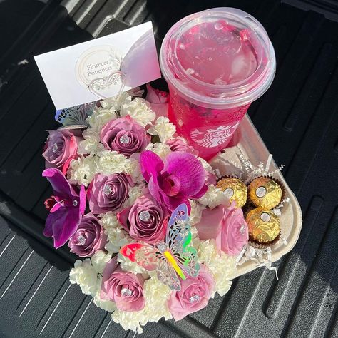 Starbucks floral cup holder🌸 DM to order🥰 @florecerbouquets | Instagram Coffee Bouquet, Starbucks Gift Baskets, Bf Gift Ideas, Starbucks Birthday, Bf Gift, Girly Christmas Gifts, Homemade Gift Baskets, Personalized Gift Baskets, Appreciation Gifts Diy