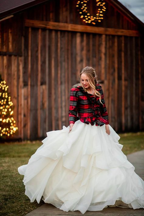 Ralph Lauren Inspired Christmas, Christmas Wedding Dress, Lumberjack Wedding, Flannel Wedding, Classic Winter Wedding, Christmas Wedding Dresses, Reverse Coloring, Plaid Wedding, Winter Bride