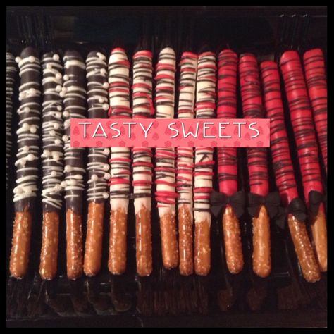 Red and black pretzel rods Red And Black Candy Bar, Black Treat Table Ideas, Red And Black Food Ideas, Red And Black Treat Table Ideas, Red And Black Treats, Red And Black Desserts, Black Treat Table, Red And Black Party Decor, Vampire Quince