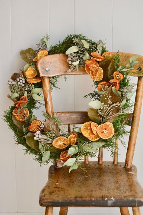 Julkransar Diy, Jul Diy, Easy Diy Wreaths, Natural Christmas Decor, Orange Christmas, Navidad Diy, Natural Christmas, Diy Holiday Decor, Noel Christmas