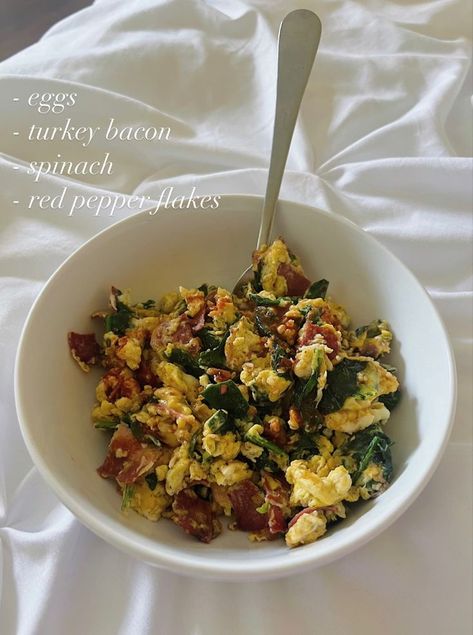 Healthy Breakfast Scramble, Eggs Spinach, Breakfast Scramble, Healthy Lunch Snacks, Healthy Food Inspiration, Easy Healthy Meal Prep, Healthy Food Dishes, Healthy Food Motivation, Healthy Lifestyle Food