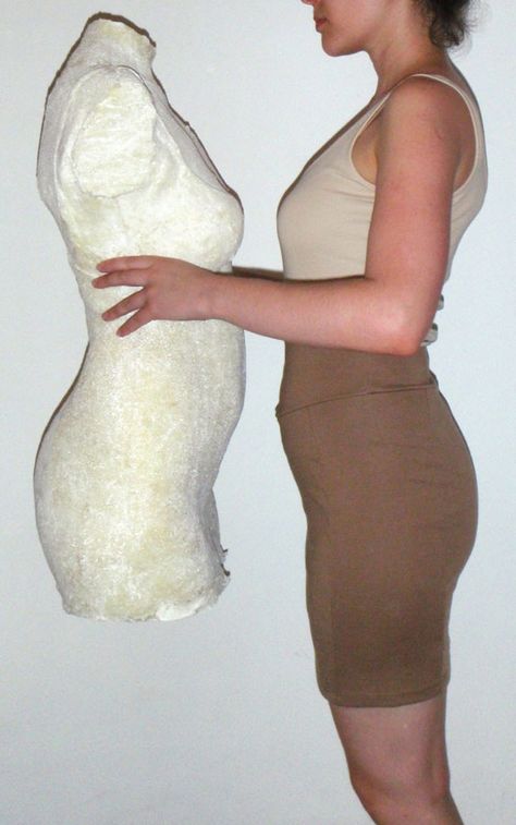 Make a dress form: hers seems to work really well and addresses the problems I have found with other diy dress forms. Im definitely going to try this one and post my results! Diy Vetement, Dress Forms, Couture Sewing, Diy Dress, Dress Form, Sewing Tips, Sewing Techniques, Sewing Room, Sewing Clothes