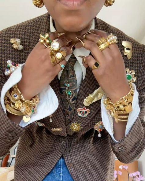 Nthabiseng on Instagram: "✨✨✨ #itsnthabim #maximalisjewelry" Jewelry On Clothes, Styling Brooches, Outfits With Gold Jewelry, Jewelry For School, Moodboard Jewelry, Maximalist Jewelry, Jewelry School, Street Jewelry, Street Style Jewelry