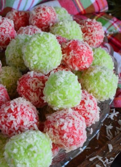 Christmas Jello Balls, Jello Balls, Holiday Cooking Christmas, Jello Cookies, Winter Brunch, Xmas Desserts, Christmas Jello, Candy Recipes Homemade, Christmas Candy Recipes