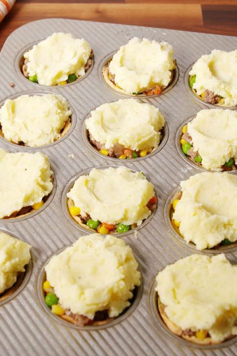 mini-shepherds-pies Easy Muffin Tin Recipes, Thanksgiving Leftover, Dinner Leftovers, Buttered Corn, Shepherds Pie Recipe, Muffin Tin Recipes, Pot Pies Recipes, Thanksgiving Leftovers, Mini Makeover