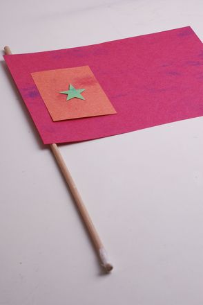 Here's a fun activity that will allow your child to express himself by making a flag of his own design, then writing an accompanying story. School Age Games, Pirate Activity, Elementary Art Curriculum, Make Your Own Flag, Government Activities, Design Your Own Flag, 1st Grade Social Studies, Handout Design, Olympic Crafts