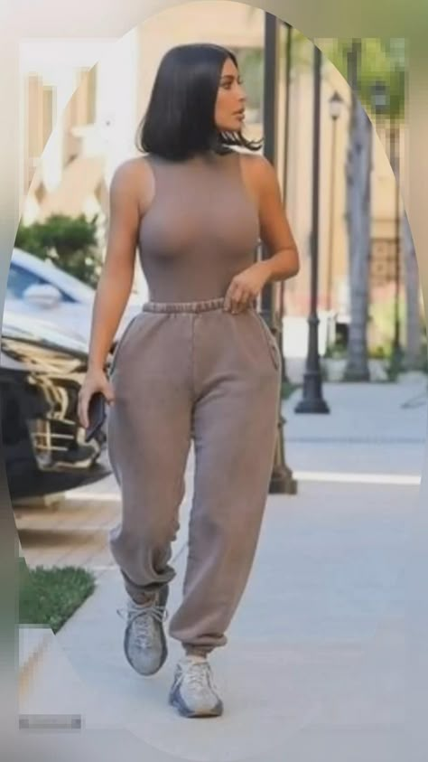 Kim Kardashian - street style Kim Kardashian Neutral Outfits, Lounge Wear Street Style, Kim Kardashian Style Casual, Kim Kardashian Street Style, Kardashian Casual Outfit, Kim Kardashian Yeezy, Kim Kardashian Fashion, Estilo Kim Kardashian, Look Kylie Jenner