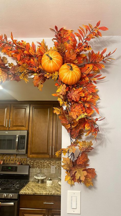 Kendra Valerio Toribio | Fall arrangement DIY🍁 Made this beautiful garland arrangement last year for my friend @sobeidafernandez19 in the entrance of her kitchen.... | Instagram Fall Garland Above Kitchen Cabinets, Fall Arrangements Diy, Daycare Thanksgiving, Thanksgiving Decorations Outdoor, Fall Porch Decor Ideas, Modern Fall Decor, Fall Decor Diy Crafts, Neutral Fall Decor, Fall Porch Decor