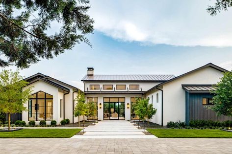 Austin Architects & Custom Modern Home Design | Vanguard Studio White Modern Farmhouse Exterior, Modern Farmhouse Ranch, White Modern Farmhouse, Modern Ranch House, Transitional Exterior, Spanish Modern, Farmhouse Architecture, Hill Country Homes, Contemporary House Exterior