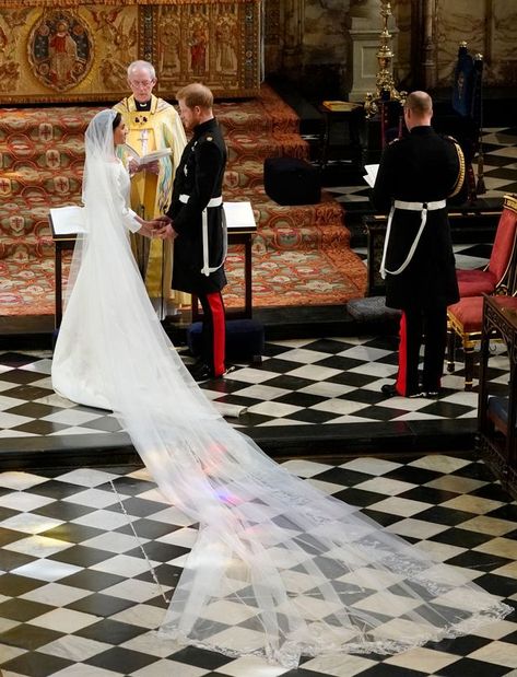 Meghan's veil contained intricate and meaningful designs Meghan Markle Wedding Pictures, Harry Meghan Wedding, Royal Wedding Harry, Estilo Meghan Markle, Diana Wedding Dress, Meghan Wedding, Harry And Meghan Wedding, Princ Harry, Meghan Markle Wedding Dress