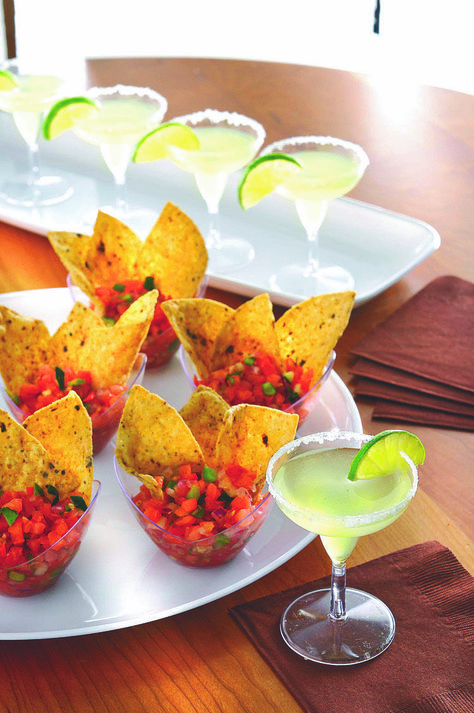 Party Appetizers: Salsa in a small cup with a couple of chips. Wedding Appetizers, Decorações Com Comidas, בר מצווה, Chips And Salsa, Catering Ideas, Snacks Für Party, Mexican Party, Buffet Food, Shower Food