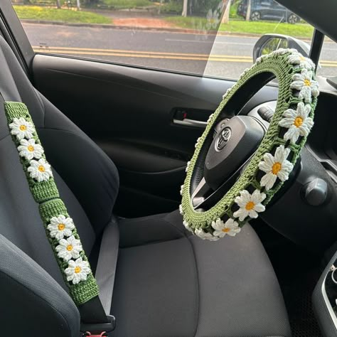 Car Interior Decor Crochet, Glam Car Accessories, Cute Car Wheel Covers, Car Wheel Crochet, Car Decorations Crochet, Cute Wheel Covers, Dream Car Decor, Floral Car Interior, Daisy Car Decor