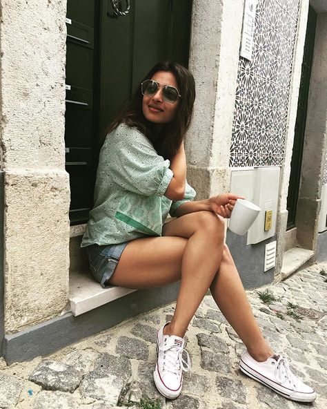 Radhika on Instagram: “I see my love for all things art, come alive by @willslifestyle with their exclusive Sanganer Collection, straight from Rajasthan. There is…” Radhika Apte, Marathi Actress, Ileana D Cruz, Indian Bollywood, Priyanka Chopra, Bollywood Celebrities, Wallpapers Hd, Long Legs, Beauty Face