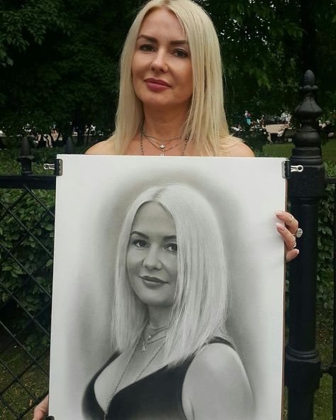 This Russian Artist Made The Streets Of Saint Petersburg His Open-Air Gallery Caricature Family, Photorealistic Portraits, Nature Woman, Figure Sketches, Caricature Portrait, Caricature Cartoon, Phone Photo Editing, Detailed Art, Art Pins