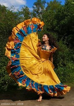 Gypsy Dancing Studio, Traditional Mexican Dress, Ballet Folklorico, Colorful Clothes, Long Gown Dress, Mexican Dresses, Trik Fotografi, Photo Inspo, Belly Dance