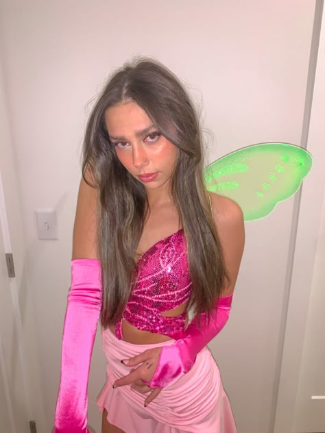 Winx Couple Costume, Carnevale Outfit Ideas, Flora Winx Fairy Costume, Flora Costume Ideas, Winks Club Halloween Costume, Winx Fairies Costume, The Winx Club Costume, Flora Fairy Costume, Simple Carnival Outfit