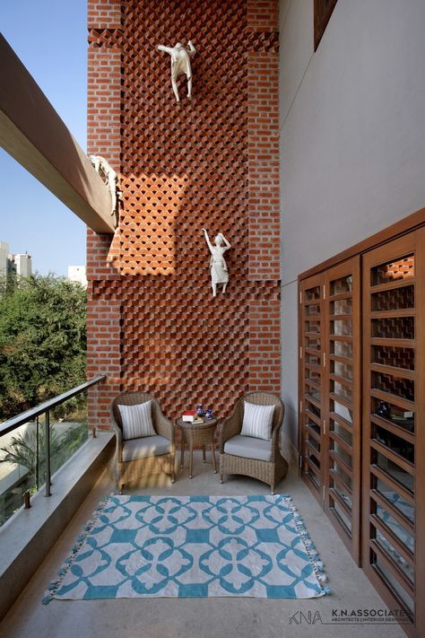 51 Small Balcony Decor Ideas Small Balcony Decor Ideas Inspiration is a part of our Architectural space design inspiration series. Indian Brick House, Modern Exposed Brick, Brick And Concrete Interior, Open Brick Wall, Jali Design Interiors, Brick House Interior Ideas, Double Height Balcony, Brick Cladding Interior, Double Height Wall Design Modern