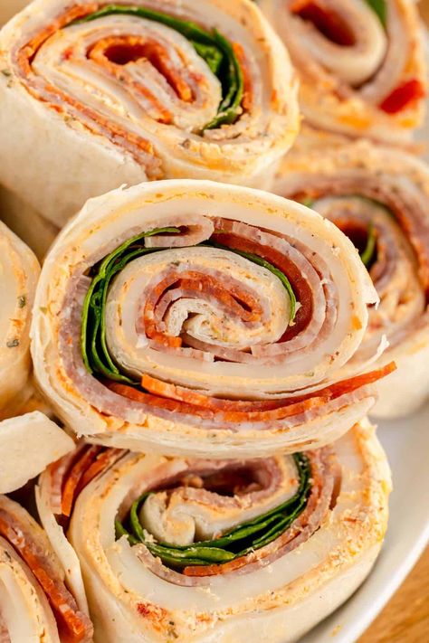 Italian Pinwheels Copycat Costco Pinwheels, Italian Pinwheels Without Cream Cheese, Pioneer Woman Pinwheels, Italian Pinwheels With Cream Cheese, Pinwheel Ideas For Lunch, Spicy Italian Pinwheels, Italian Pinwheel Sandwiches, Christmas Pin Wheel Recipes, The Best Pinwheel Recipes