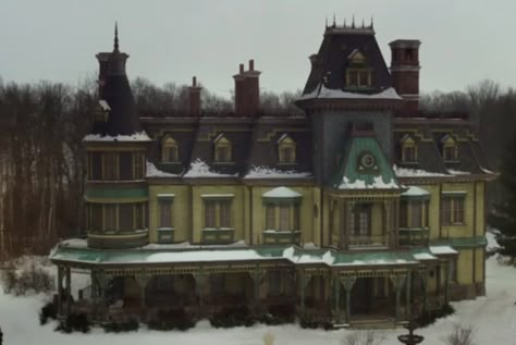 Locke and Key is finally coming to Netflix with an appropriately spooky trailer | Ars Technica Lock And Key House, Locke And Key House, What We Do In The Shadows House, Locke & Key, Locke And Key Poster, Locke And Key Edits, Locke And Key Season 3, Sims Architecture, Locke And Key Anywhere Key