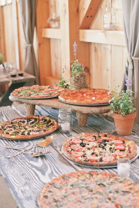 13 Unique Rehearsal Dinner Ideas to Kick Off Your Wedding Outdoor Wedding Foods, Pizza Wedding, Pizza Buffet, Cocktail Hour Food, Buffet Wedding Reception, Wedding Buffet Food, Garden Party Recipes, Wedding Food Stations, Graduation Party Foods