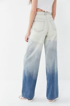 Bleaching Clothes, Bleached Jeans, High Rise Wide Leg Jeans, Painted Denim, Creation Couture, Jeans Diy, Denim Trends, Mode Inspo, Denim Details