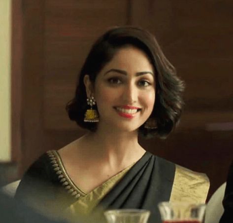 Short Hairstyle Yami Gautam, Yami Gautam Haircut, Yami Gautam Indian Outfit, Saree With Short Haircut, Feminism Aesthetic, Kathak Dance, Hair Style On Saree, Shot Hair, Saree Hairstyles