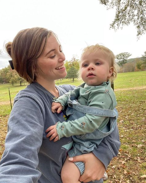 JOY-ANNA Duggar is back from a quick trip, returning to her two children, and the growing rumors she is pregnant with a third. The 23-year-old shared photos of her return, after she and husband Austin Forsyth, 27, came back from a friend’s wedding in Pennsylvania. In the Instagram post, Joy-Anna gave big hugs to daughter […] Joy Anna Duggar, Dugger Family, Famous Families, 19 Kids And Counting, Duggar Family, 19 Kids, Counting On, Grey Anatomy, Mom And Daughter