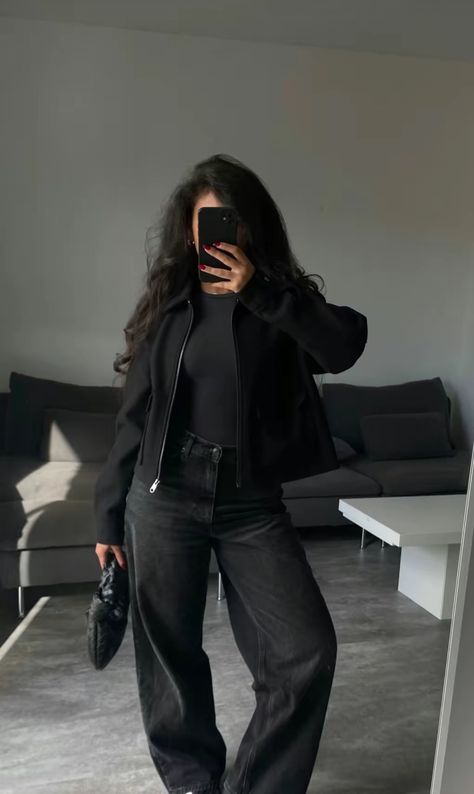 Brunette Fall Outfits, Winter Outfit With Leather Jacket, Fully Black Outfits, Outfit For Dinner With Family Night, All Black Winter Outfit Casual, Ootd Jean Noir, Streetstyle Outfit 2024, Baggy Black Jeans Outfit Winter, Skinyjeen Outfit