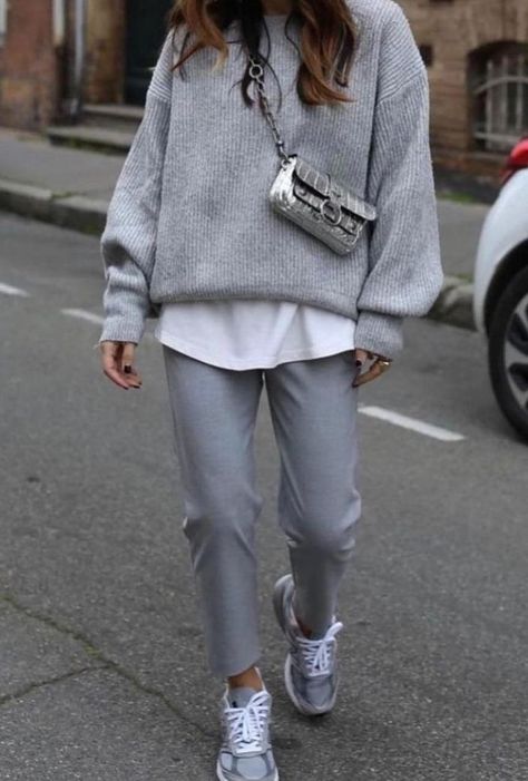 Autumn Outfits 2023 Women Casual, Athleisure To Work, Casual Work Outfits Winter 2023, Grey Autumn Outfit, Grey Sneaker Outfits Women, Winter Sneakers Women, Trendy Fall Outfits 2023 Street Style, Autumn Street Style 2023, Gray Pants Outfits Women