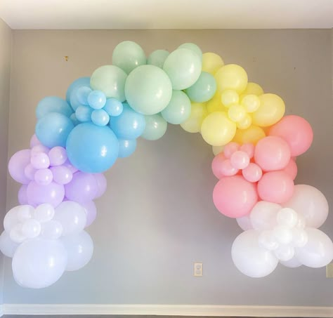 Rainbow First Birthday, Rainbow Party Decorations, Unicorn Themed Birthday Party, Baby Shower Deco, My Little Pony Party, Rainbow Birthday Party, Rainbow Balloons, Baby Shower Decorations For Boys, Birthday Balloon Decorations