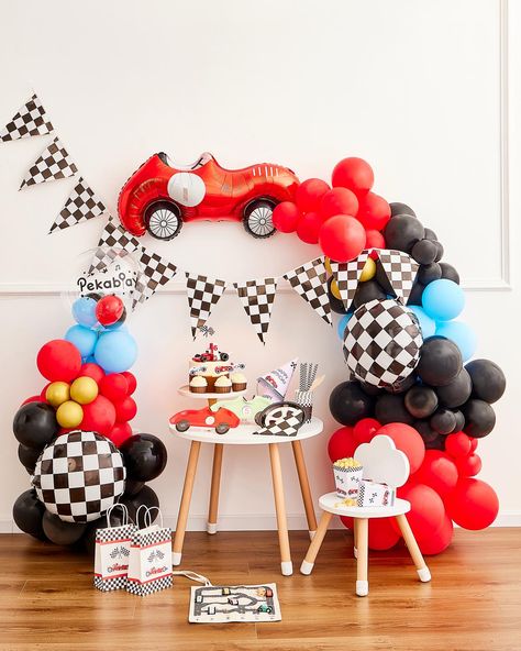 RACING THEME FOREVER🏎️🏁✨And this amazing racing-themed party bags did total justice to the theme, of course!Creative hands working their magic🪄 We‘re obsessed! 💕😍 #RacingParty #PartyTime #PartyMagic #KidsParty #PartyPack #Pekaboay #PekaboayParty #PartyInspiration #PartyIdeas Racing Car Birthday Theme, Race Car Themed Party, Car Themed Birthday Party, Car Themed Party, Racing Birthday Party, Balloon Tutorials, Bobo Balloon, Balloon Cars, Racing Theme