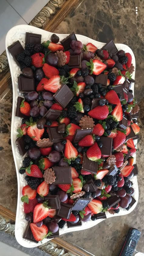 Dark Chocolate Charcuterie Board, Sweet Charcuterie Board Candy, Fruit And Chocolate Platter, Fruit And Chocolate Charcuterie Board, Easy Dinner Ideas Vegetarian, Easy Dinner Keto, Black Charcuterie Board, Desert Platter, Dinner Keto Recipes