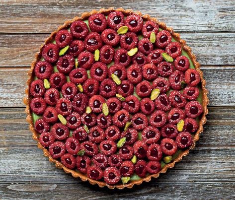 Summer meals - raspberry tart - summer picnic Ice Cream Cake Birthday, Raspberry And Pistachio, Pistachio Tart, Pistachio Raspberry, Cake Spring, Quiche Lorraine Recipe, Fruit Sweets, Summer Pudding, Mothers Day Desserts