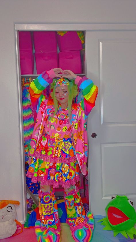 Decora Outfit Ideas, Unusual Outfits Ideas, Neoncore Outfits, Hyperpop Aesthetic Fashion, Candycore Outfits, 80s Fashion Neon, Hyperpop Outfit, Decora Fashion Aesthetic, Decora Clothes