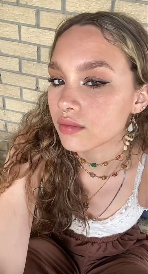 Septum Aesthetic Grunge, Nose Piercings Septum And Nostril, Septum Piercing Curly Hair, Septum Jewelry In Nostril, Septum And Both Nostril Piercing, Pirsing Face, 2 Nostril Piercings, Septum With Double Nose Piercing, Piercing Aesthetic Face