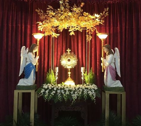 Altar Of Repose, Corpus Cristi, Church Altar Decorations, Holy Thursday, Altar Design, Eucharistic Adoration, Church Altar, Altar Flowers, Spiritual Decor