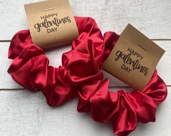 Galentines Party Favors, Flower Girl Proposal Ideas, Galentines Day Party, Kraft Paper Tags, Valentine Party Favors, Happy Galentines Day, To Be In Love, Galentines Party, Satin Scrunchies