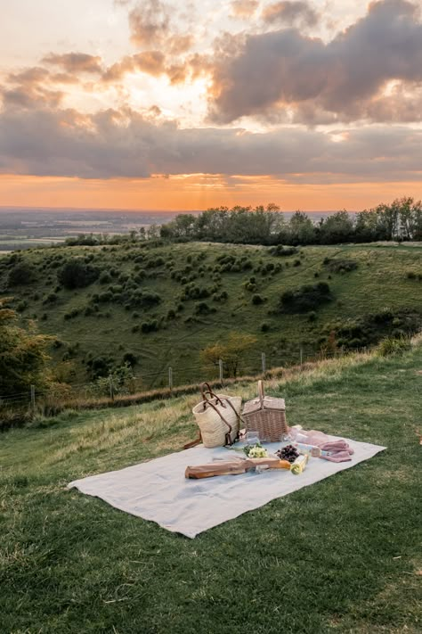 Picnic Sunset Aesthetic, Picnic In Nature, Date In Nature, Sunset Picnic Aesthetic, Picnic Place, Nature Picnic, Sunset Picnic Date, Sunset Picnic, Sunset Date