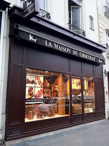 La Maison du Chocolat Chocolate Shop Design, Display Visual Merchandising, Chocolate Shops, Chocolate House, Retail Facade, Chocolate Stores, Shop Facade, Shop Sign Design, Luxury Chocolate