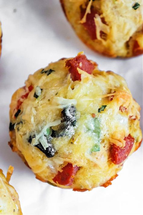 Pizza Muffins Pizza Muffins Recipe Homemade, Pizza Muffins Recipe Pillsbury, Pizza Muffins With Biscuits, Pizza Cups Muffin Tins, Pepperoni Muffins, Muffin Pizza Recipe, Muffin Tin Pizza, Camp Breakfast, Pizza Muffins Recipe