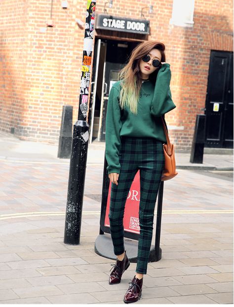 Official Korean Fashion Blog Green Plaid Pants Outfit, Plaid Pants Outfit, Korean Fashion Styles, Korean Fashion Ideas, African American Fashion, Korean Fashion Winter, Park Sora, African Fashion Designers, Korean Fashion Outfits