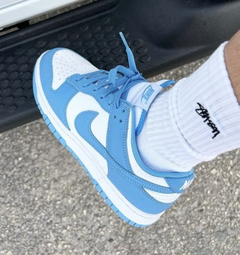 Black Nike Shoes Outfit, Nike Dunk Low University Blue, Dunk Low University Blue, Nike Blazer Outfit, Dunk Lows, Sneaker Trend, Nike Shoes Girls, Black Nike Shoes, Jordan Shoes Girls